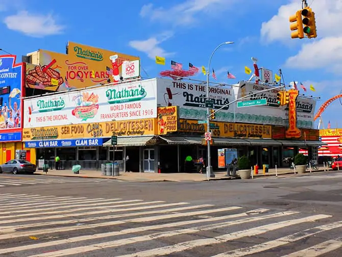 Кони-Айленд в Нью-Йорке - Хот-доги Nathan’s