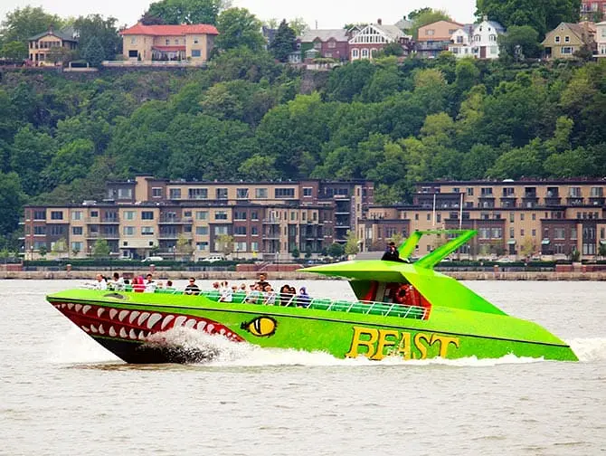 Тур на моторной лодке “The Beast” в Нью Йорке
