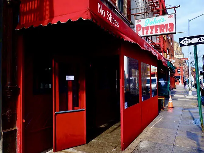 Лучшие пиццерии в Нью-Йорке - John's Pizzeria на Бликер-стрит