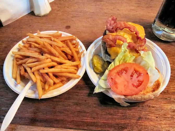 Лучшие гамбургеры в Нью-Йорке - Гамбургер в Corner Bistro