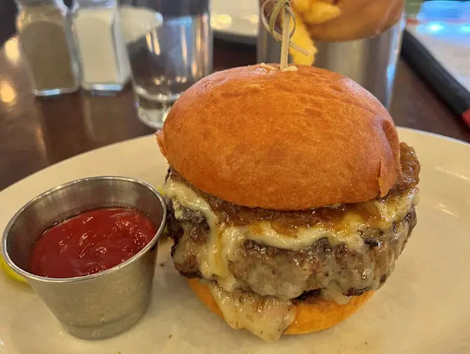 Лучшие гамбургеры в Нью-Йорке - Гамбургер в 5 Napkin Burger