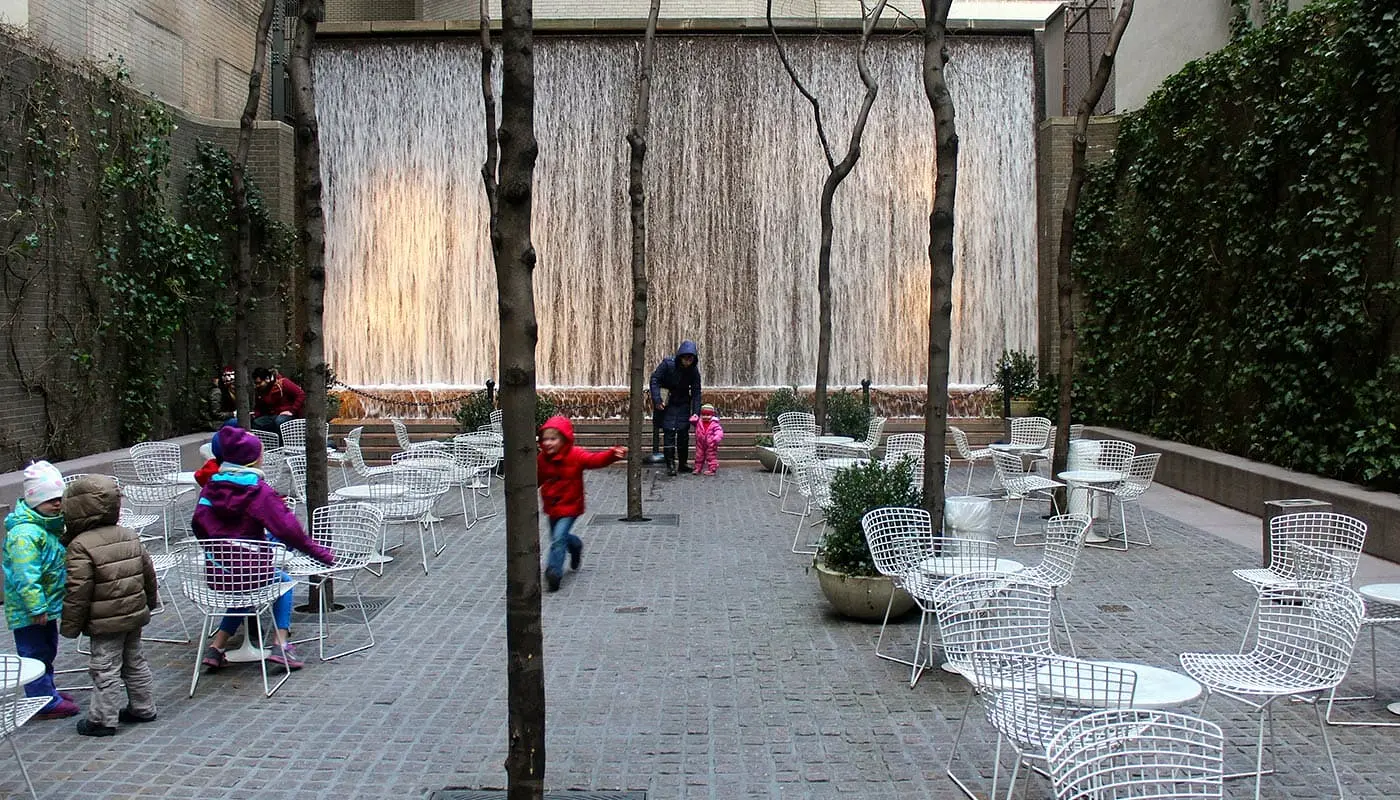 Парки в Нью Йорке Paley Park