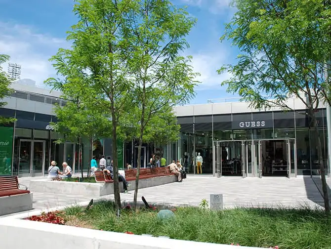 Empire Outlets в Нью-Йорке - Магазин Guess