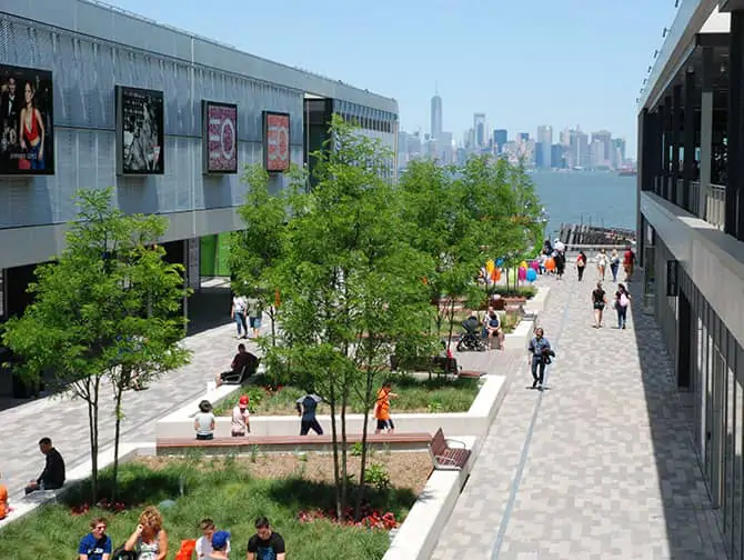 Empire Outlets в Нью-Йорке -Вид на город