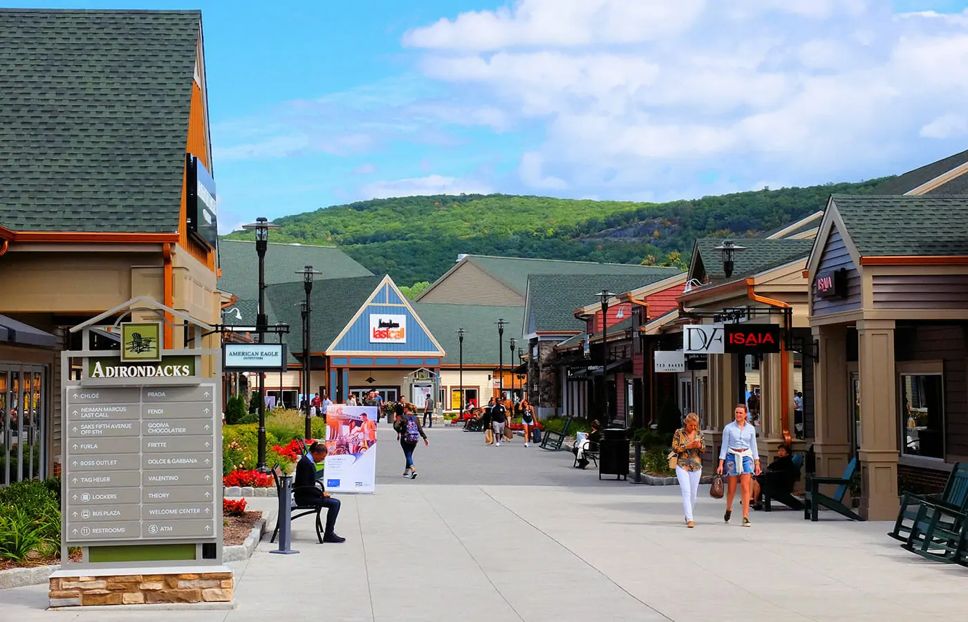 Woodbury Common Premium Outlet в Нью-Йорке - Улица с магазинами