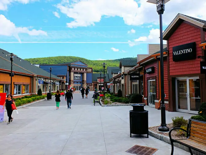 Woodbury Common Premium Outlet в Нью-Йорке - Улица