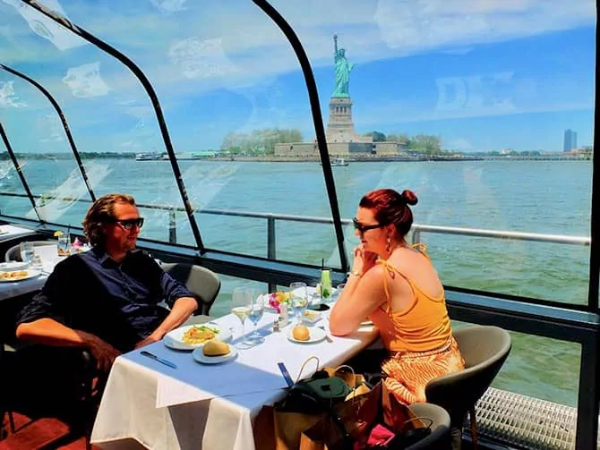 Обед на теплоходе Bateaux в Нью-Йорке