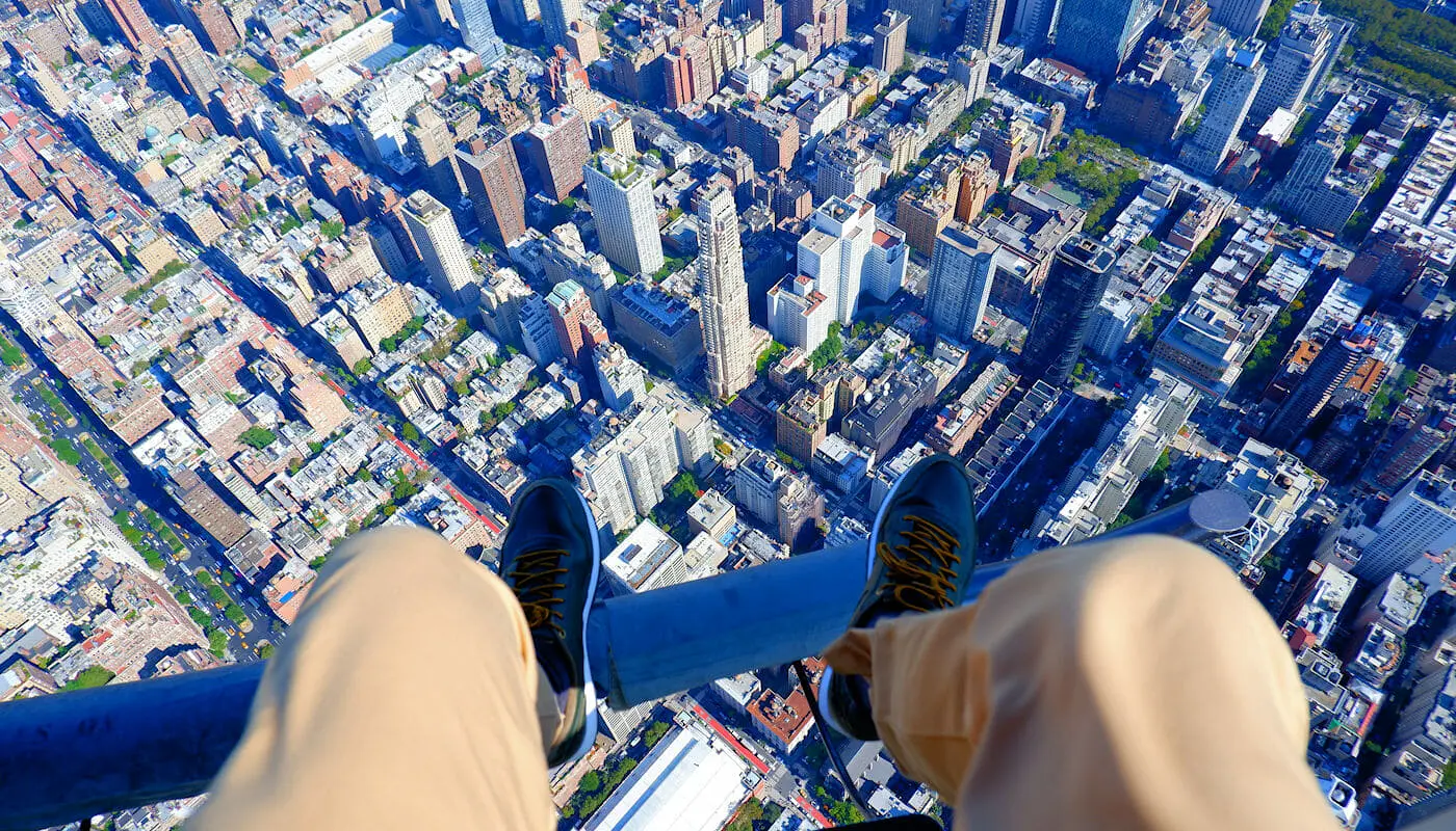 Экскурсия над Нью-Йорком на вертолете без дверей - shoe selfie