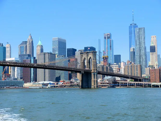 NYC Ferry в Нью-Йорке - Бруклинский мост