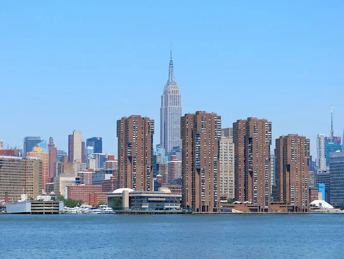 NYC Ferry в Нью-Йорке - небоскреб Эмпайр-стейт-билдинг
