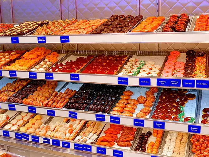 Экскурсия по магазинам пончиков в Нью-Йорке - Витрина с пончиками