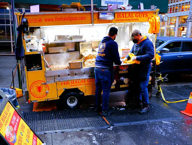 Уличная еда в Нью-Йорке - Halal Guys