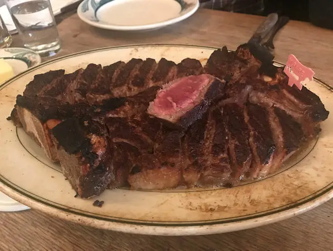 Лучший стейк-хаус в Нью-Йорке - Peter Luger