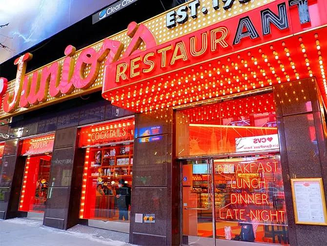Лучший чизкейк в Нью-Йорке - Juniors Restaurant