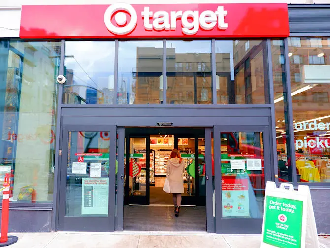 Супермаркеты в Нью-Йорке - Target в Нью-Йорке снаружи