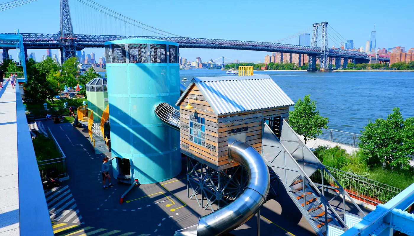 Игровые площадки в Нью-Йорке — Domino Park