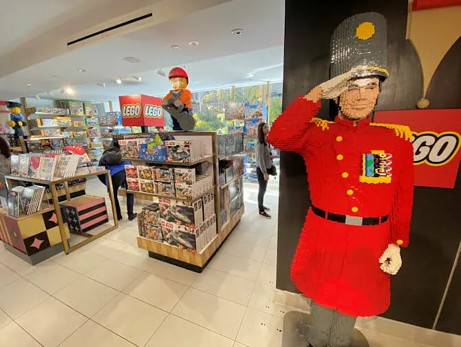 Магазины игрушек в Нью-Йорке - FAO Schwarz Рокфеллер-центре