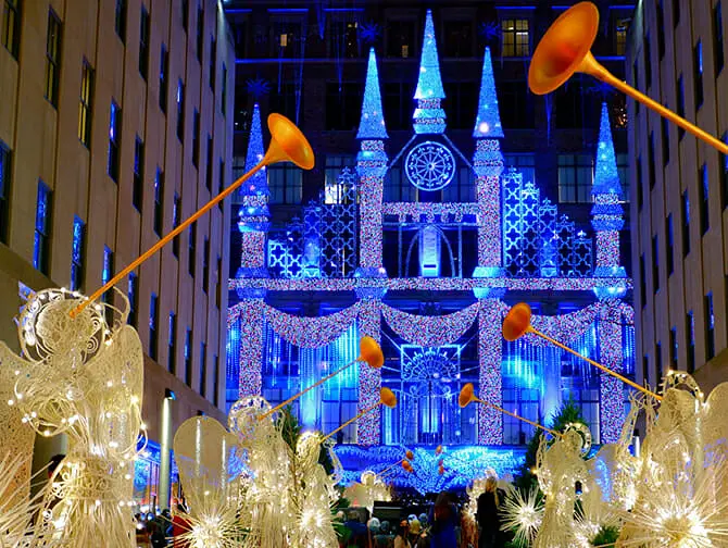 Праздничное световое шоу Saks Fifth Avenue в Нью-Йорке - Show