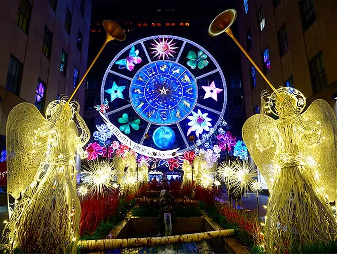 Праздничное световое шоу Saks Fifth Avenue в Нью-Йорке