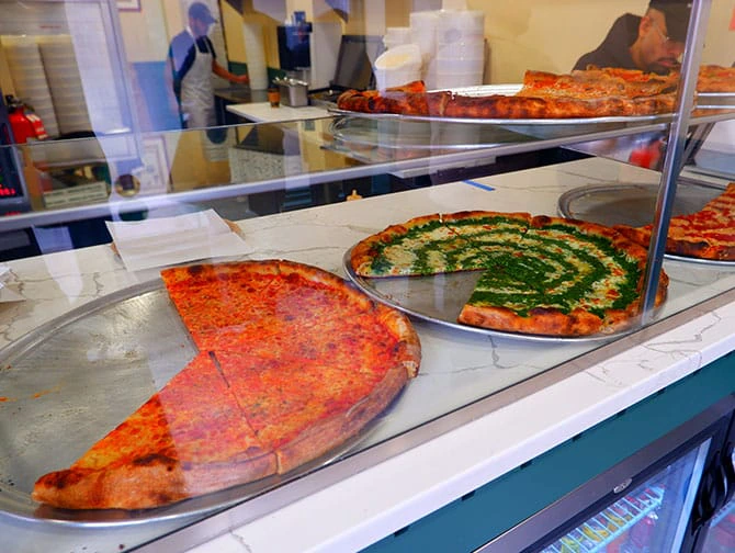 Лучшие пиццерии в Нью-Йорке - Lucia Pizza в Сохо - Кусочек
