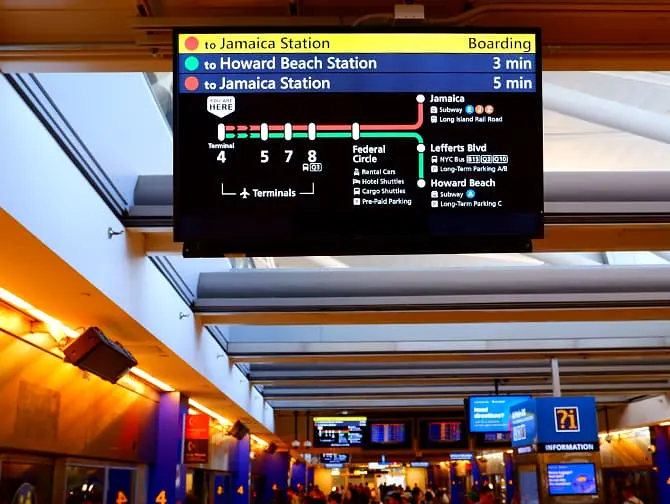 JFK AirTrain в Нью-Йорке - отправление