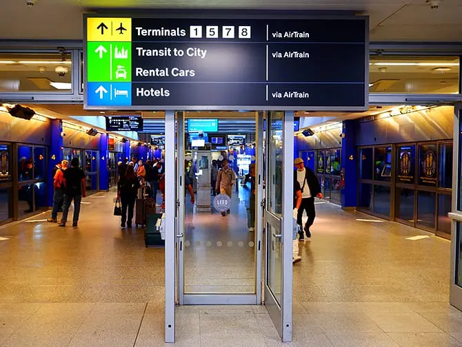 JFK AirTrain в Нью-Йорке - знаки