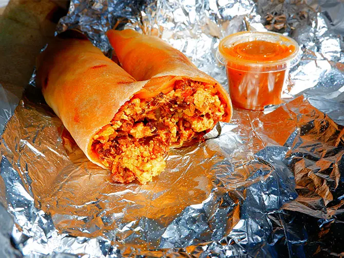Завтрак в Нью-Йорке - Буррито на завтрак в Los Tacos No. 1